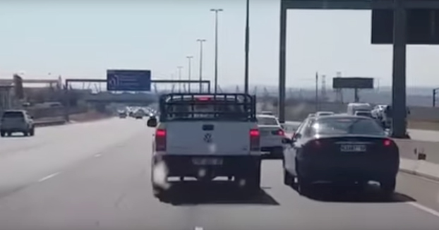 Provoca un accidente en la autopista, intenta darse a la fuga, pero hoy no es el día...