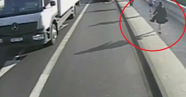 Un runner empuja a una mujer a la carretera y casi es atropellada por un autobús