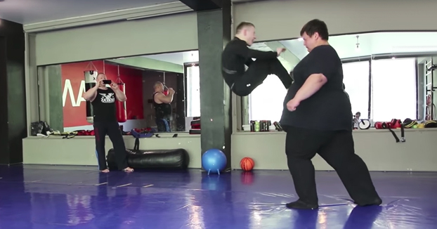 Un hombre de 260 kg corriendo contra uno de 60 kg y viceversa