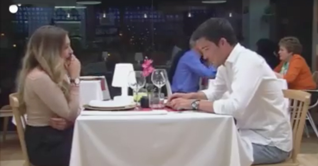 ''Yo me voy de aquí''. Nada más empezar su cita en First Dates él pide la cuenta para irse