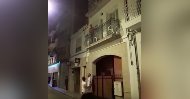 Un guardia civil responde con un fandango a una cacerolada debajo del hotel en el que se alojan en Barcelona