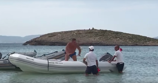 Guiri enfurecido en Formentera: Estaba echando la siesta en una zodiac ajena y no tiene muy buen despertar...