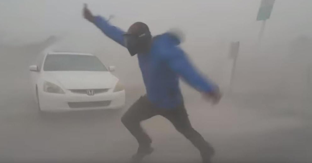 Un meteorólogo se juega la vida para medir la fuerza del viento del huracán Irma