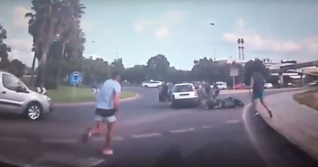 Una conductora tira al suelo a un motorista en Ibiza y al intentar largarse la lía todavía más parda