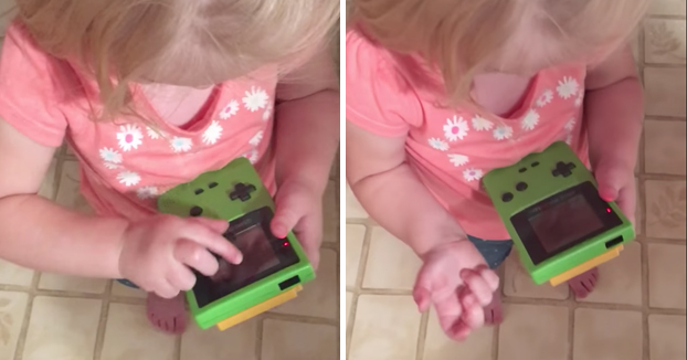 Esta niña intentando jugar de forma táctil con la Game Boy Color demuestra que el mundo ha cambiado