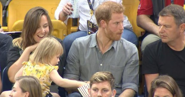 Una niña le roba palomitas al príncipe Harry y la reacción de este no tiene desperdicio