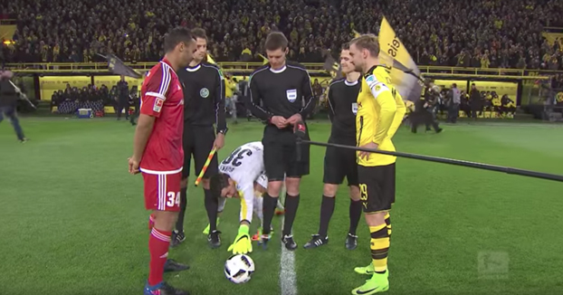 El extraño ritual antes de cada partido de Roman Bürki, portero del Borussia de Dortmund