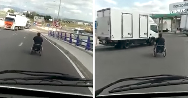 Discapacitado circula en una silla de ruedas por una carretera de Mallorca