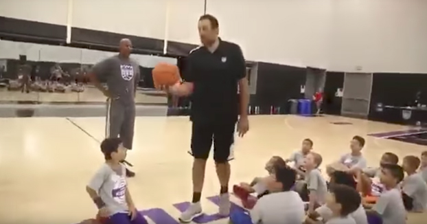 Vlade Divac deja alucinando a todos estos niños con un lanzamiento de ensueño