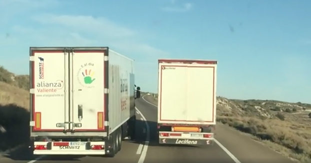 Un camionero graba a dos energúmenos adelantando de forma temeraria en la N-II