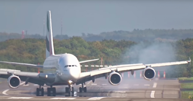 Un Airbus A-380 contra el viento