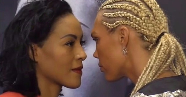 La boxeadora Mikaela Lauren le planta un beso a su rival Cecilia Braekhus en la presentación de su próximo combate