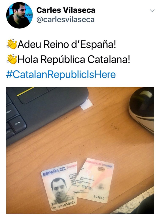 Un independentista rompe su DNI y en Twitter se cachondean de él