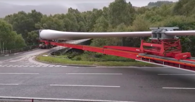 El giro imposible: Hace un giro de 90º con una pala de aerogenerador de 60 metros en el remolque