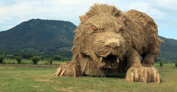 Los campos japoneses son invadidos por gigantes animales de paja tras la cosecha del arroz