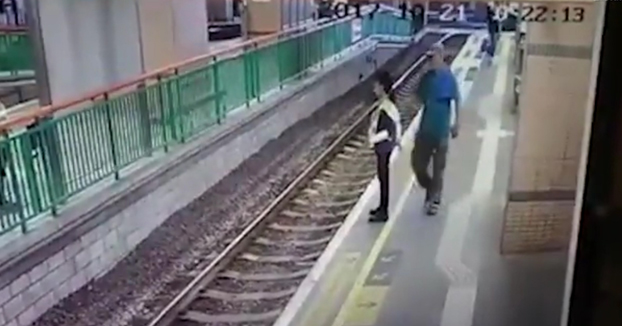 Empuja a una mujer a las vías del tren y continúa caminando sin inmutarse