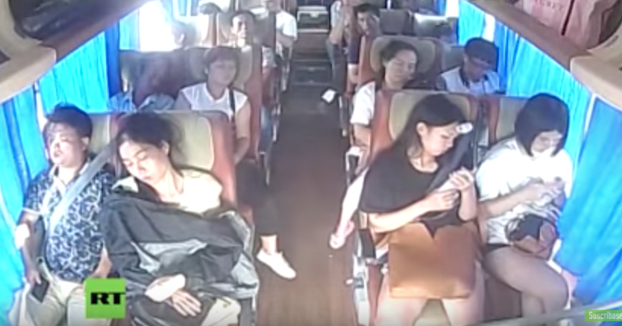 La importancia de llevar el cinturón de seguridad: Autobús vuelca en un aparatoso accidente en China