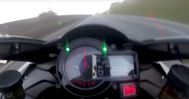 Se pone con su Kawasaki Ninja H2 a 400 km/h por una carretera de Brasil