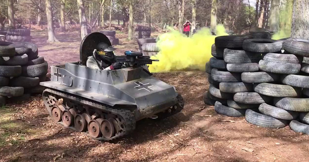 Batalla de paintball con mini tanques