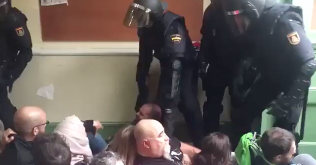 Injustificada patada voladora de un policía en un colegio en Barcelona