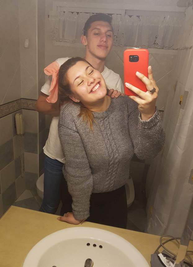 Esta pareja se hace un selfie en el baño y la foto se viraliza por del detalle que tienen detrás