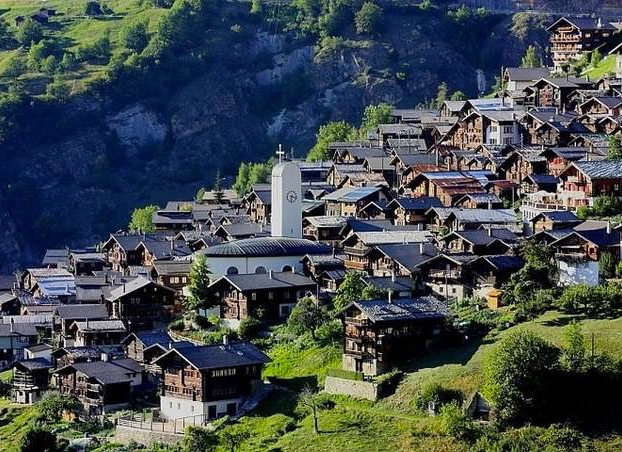 El pueblo suizo Albinen ofrece 60.000 euros a las familias que se muden a vivir allí