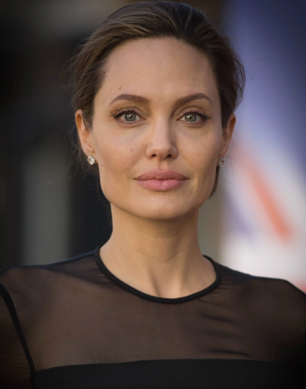 Se somete a 50 operaciones para parecerse a Angelina Jolie y termina pareciéndose a la novia cadáver