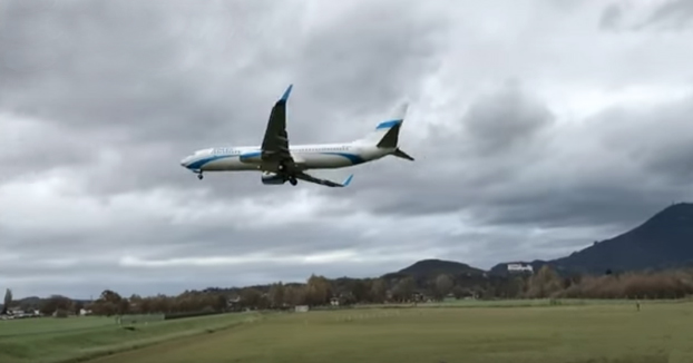 Un avión aborta el aterrizaje en el aeropuerto de Salzburgo después de tocar tierra por las fuertes rachas de viento