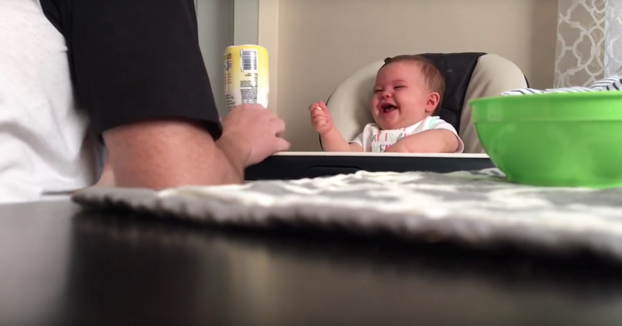 Este bebé se mea de la risa con la torpeza de su padre