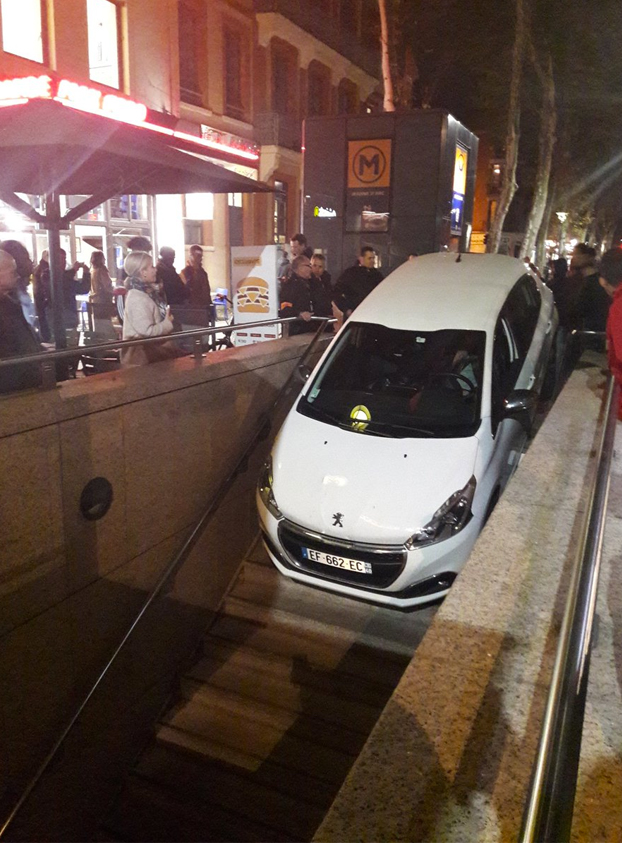 Embiste una parada de metro con su coche porque lo confundió con la entrada de un parking