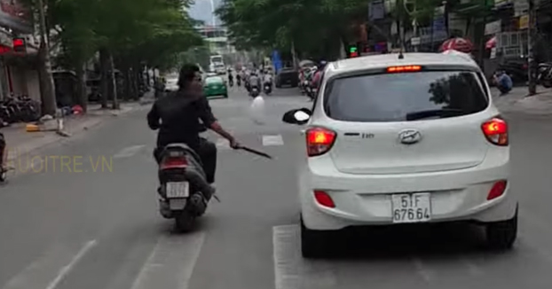 Persigue a un tío en moto que va reventando los retrovisores de un montón de coches con un machete