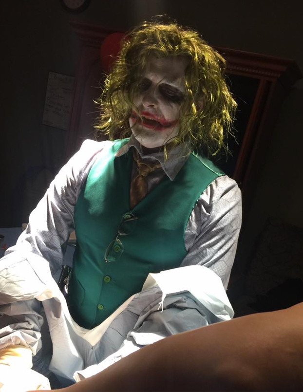 Un doctor se disfraza de Joker en Halloween para atender un parto