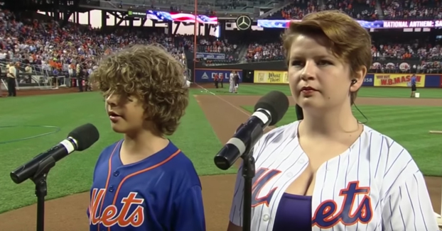 Gaten Matarazzo (Stranger Things) cantando junto a su hermana Sabrina el himno estadounidense