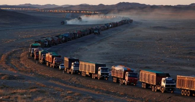 La muralla de camiones: el espectacular embotellamiento de 130 km en la frontera entre Mongolia y China