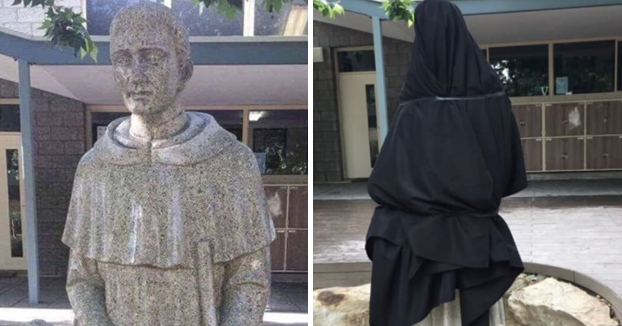 Un colegio se ve obligado a tapar la estatua de su entrada por su connotación sexual