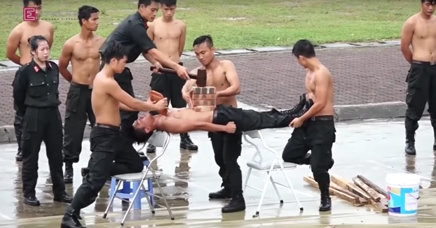 Atención a los ejercicios que hace la policía vietnamita