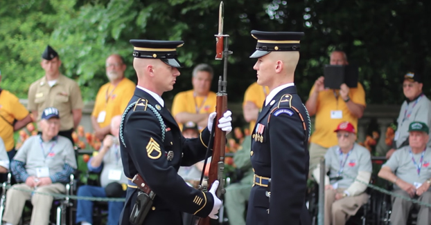 La hipnótica inspección de armas que hace un Comandante de la Guardia en el Cementerio Nacional de Arlington