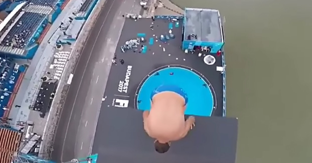 El salto desde más alto a una piscina