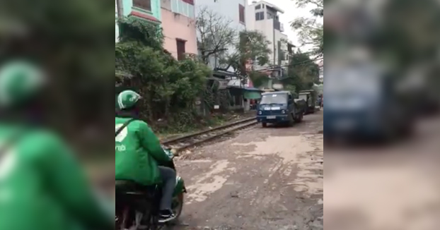 Creo que será la última vez que deje su coche aparcado al lado de la vía del tren