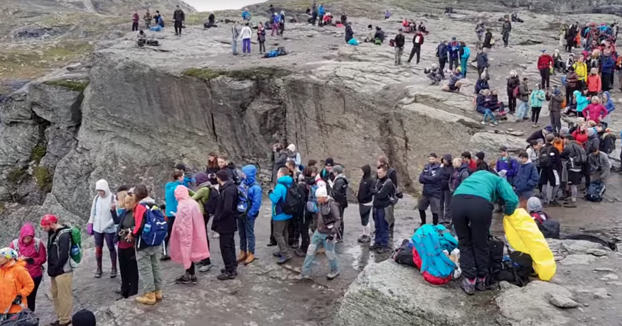 Cola de turistas para hacerse la famosa foto en Trolltunga, la lengua de troll en Noruega