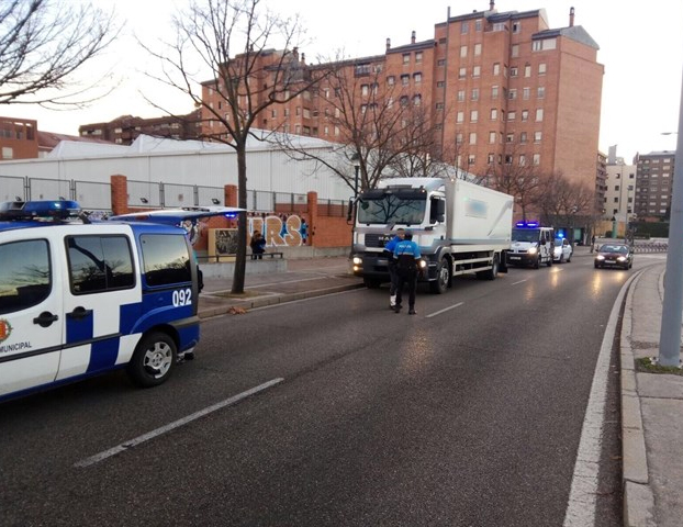 Se salta un ceda al paso, casi embiste a un equipo de atestados de la Policía y da positivo por droga en Valladolid