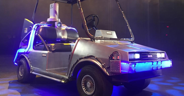 Modifica un carrito de golf y lo convierte en el DeLorean de Regreso al futuro