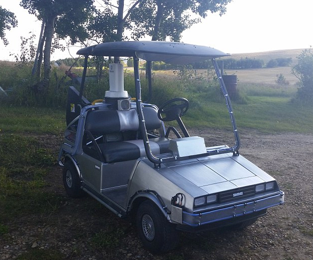 Modifica un carrito de golf y lo convierte en el DeLorean de Regreso al futuro