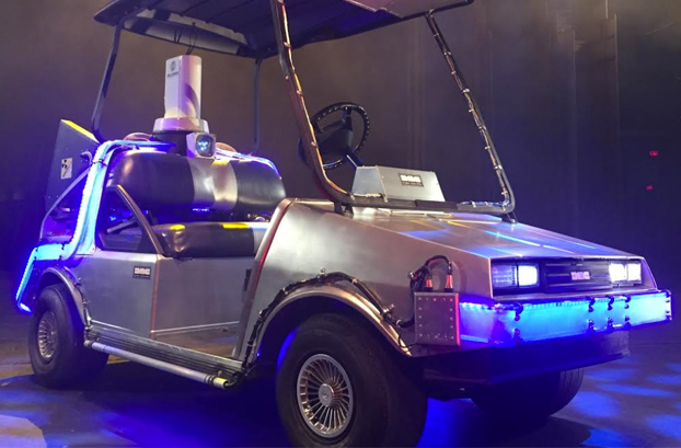 Modifica un carrito de golf y lo convierte en el DeLorean de Regreso al futuro