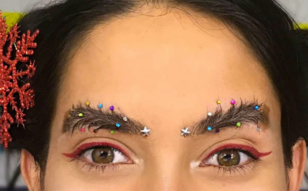 La última tendencia para esta Navidad: Las cejas navideñas