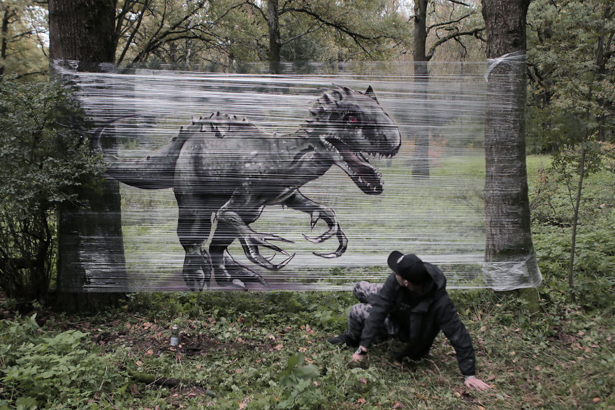 Pinta animales con spray sobre film transparente en el bosque