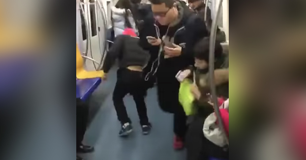 Cómo conseguir un asiento en el metro en hora punta cuando están todos ocupados