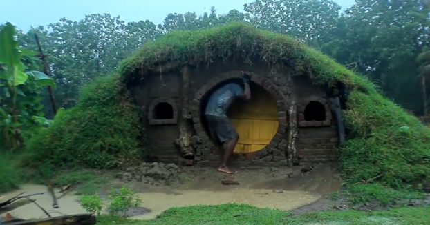 Este tío ha construido su casa para hobbits desde cero