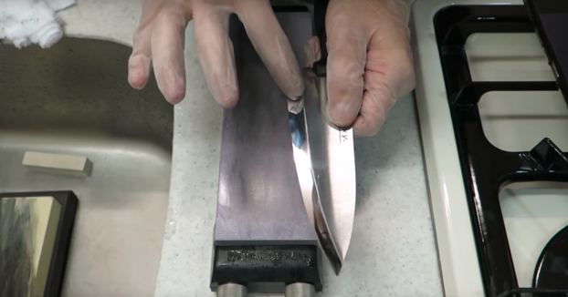 El resultado de afilar un cuchillo de 1$ con una piedra afiladora de 300$