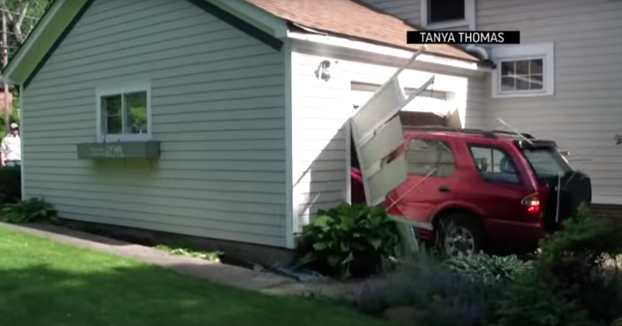 Tiene 91 años y ha cumplido su sueño: Salir del garaje destrozando la puerta con el coche